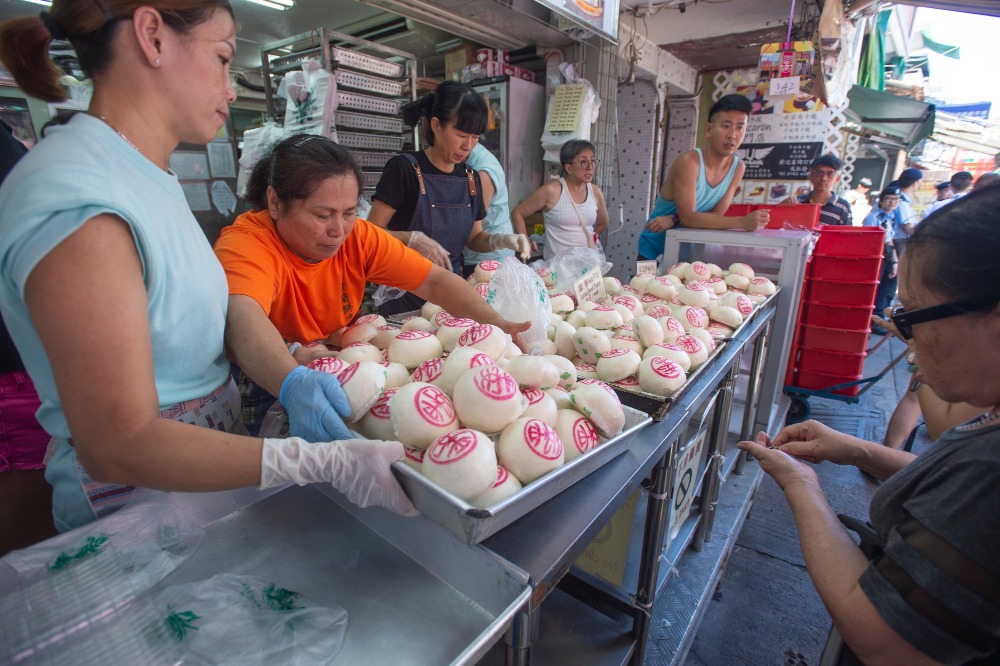 长洲的郭锦记及康兰饼店均为制作平安包的老字号