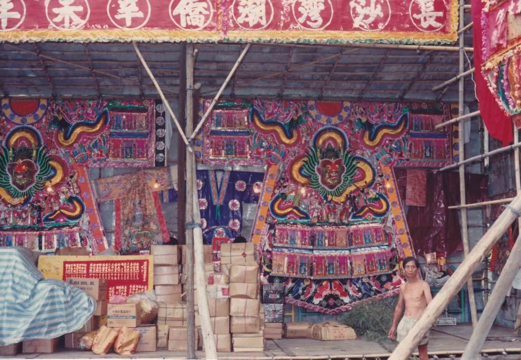 潮人盂蘭勝會的「神袍棚」，神袍的產色艷麗，以天、地、水為設計主題，代表在天地父母（神明）看顧下風調雨順、國泰民安、水不揚波的美好願景