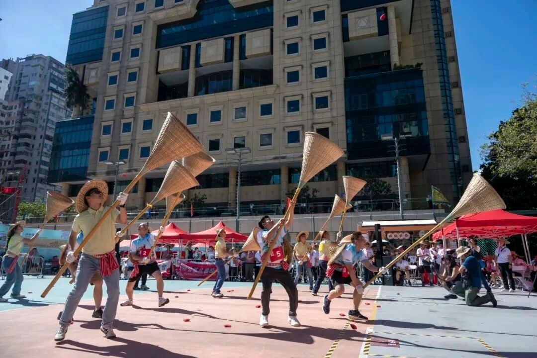 香港潮屬社團總會在2015年創辦了「盂蘭文化節」，圖為活動上的「搶孤」環節。