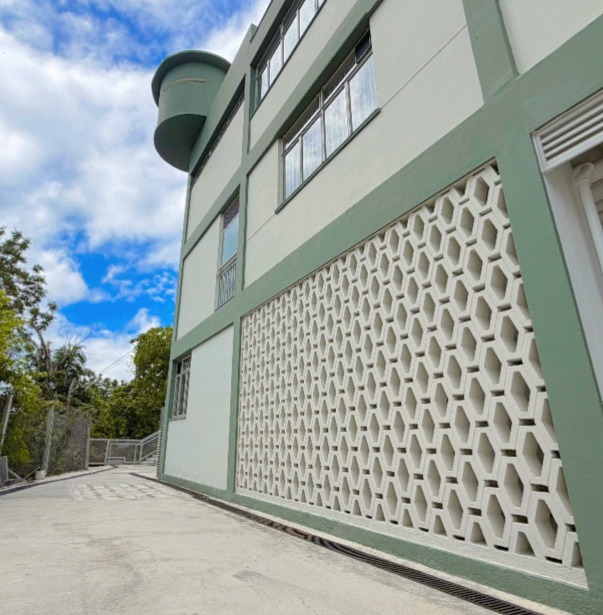 圖為香港導盲犬學苑磚砌花格牆，設計美觀，層次感十足，在通風透光的同時，亦為用家保留一點私隱。