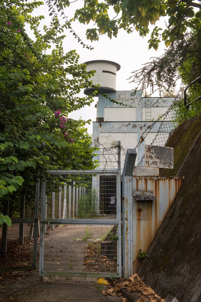 前流浮山警署不但是警隊的行動基地，在1980年代開始，更增設了氣象觀察設施，用途多元化。