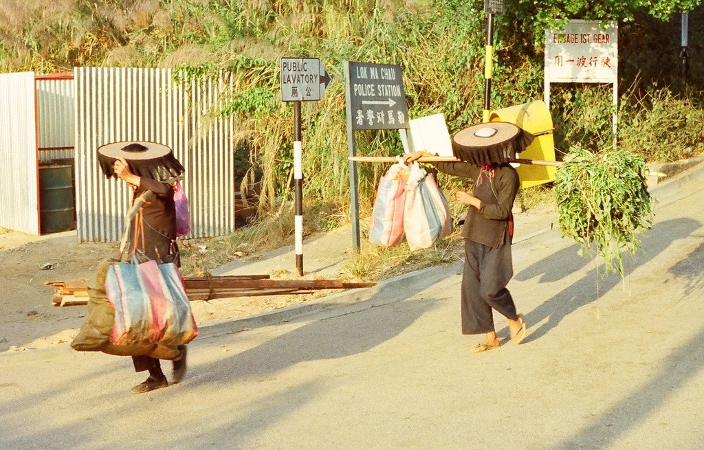 圖正中央的黑色路牌指示了昔日「勒馬洲警署」的方向