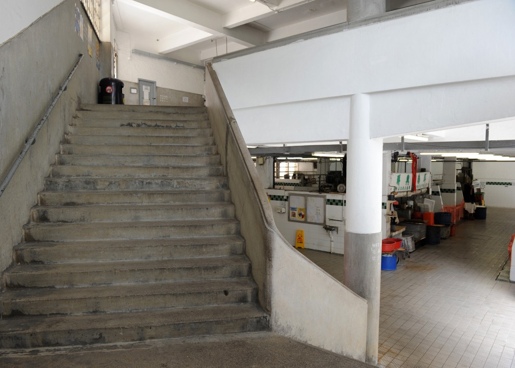 主樓梯連同上海批盪終飾及扶手獲得保留。圖為未活化翻新前的上環必列啫士街街市。