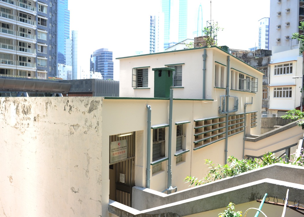 必列啫士街街市1樓有兩條連接橋接駁至永利街。