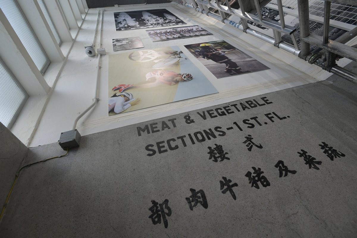 香港新聞博覽館保留了昔日街市面貌，圖為髹於牆上的模版字。