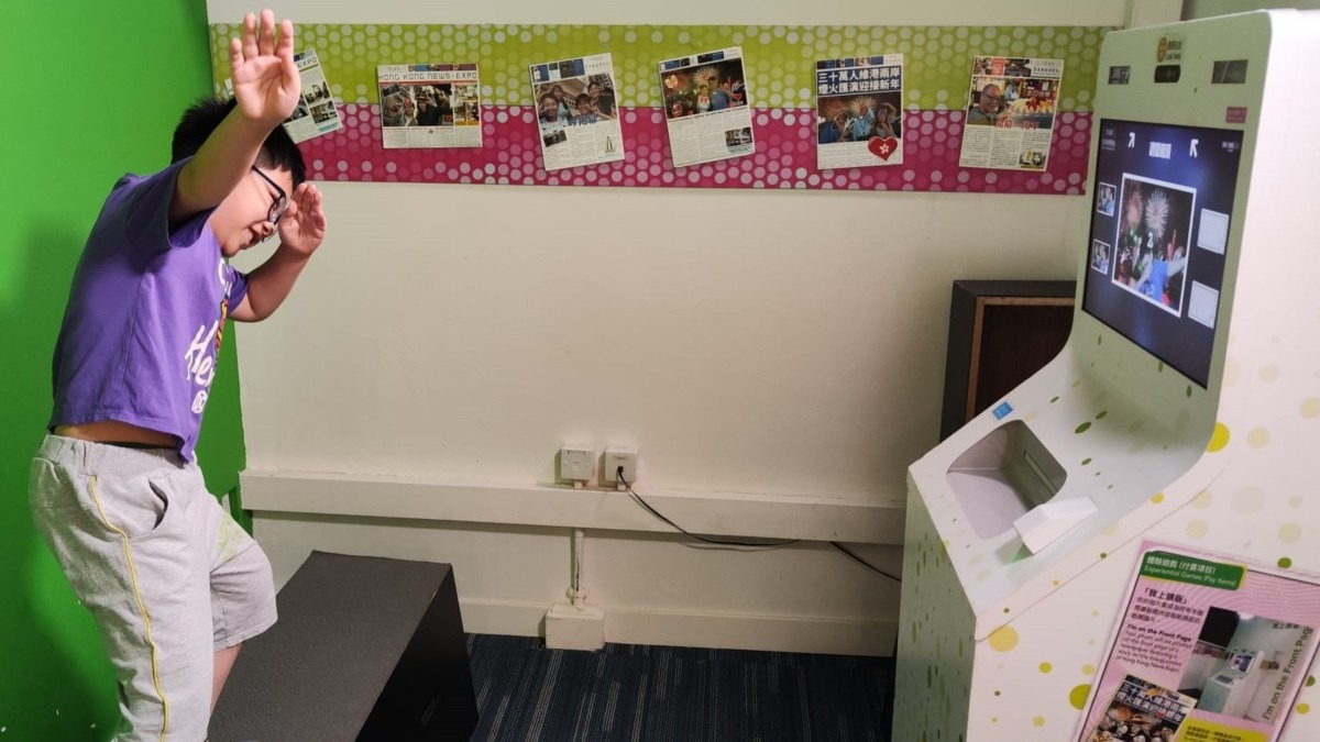 香港新聞博覽館的另一個互動遊戲「我上頭版」，訪客可化身新聞主角，擺出不同甫士，拍攝別開生面的報章頭條大相。