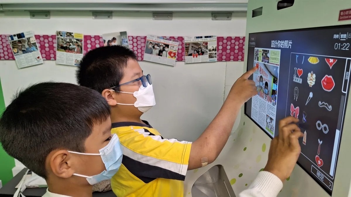 訪客在互動遊戲「我上頭版」拍攝照片後，還可擔任版面編輯，為獨家報章頭條加添創意。