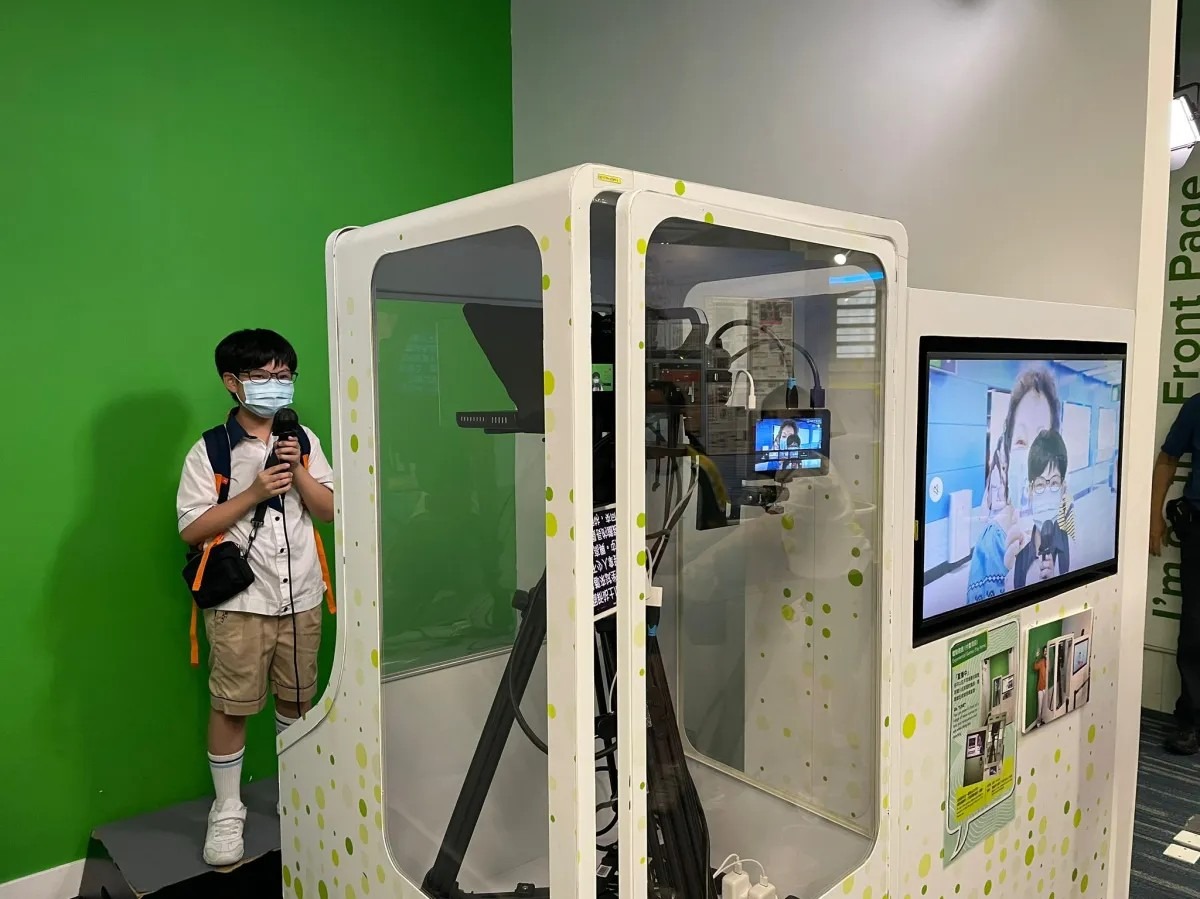 在香港新聞博覽館的互動遊戲「Go LIVE直播中」，訪客可親身體驗當新聞記者做直播