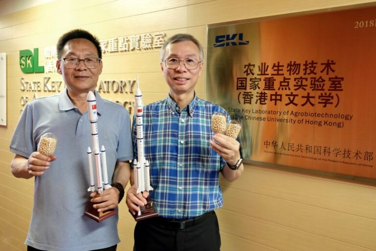 林漢明教授（右）與甘肅省農科院張國宏教授（左）合作研究並成功培育隴黃大豆。