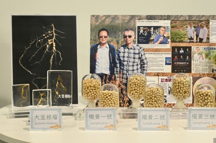 林漢明教授曾參與培育耐鹽耐旱的大豆新品種，並將科研合作成果無償交給甘肅農民使用。