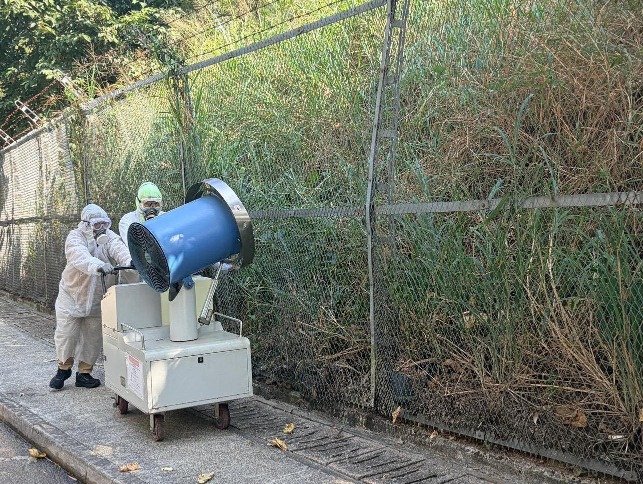 食環署工作人員使用大型超低微量噴霧器，在青衣自然徑外圍進行大範圍霧化行動滅蚊。