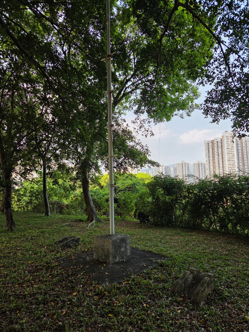 綠匯學苑、舊大埔警署的旗桿下保留了兩座炮台