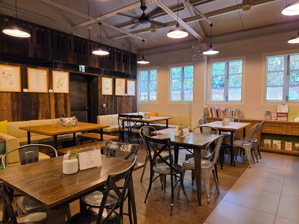 綠匯學苑旗下慧食堂的開放時間為朝十晚五，平日人流不多。