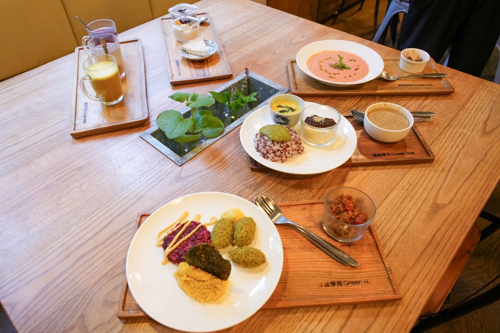 綠匯學苑旗下「慧食堂」提供款色眾多的素食，價錢由數十元起。