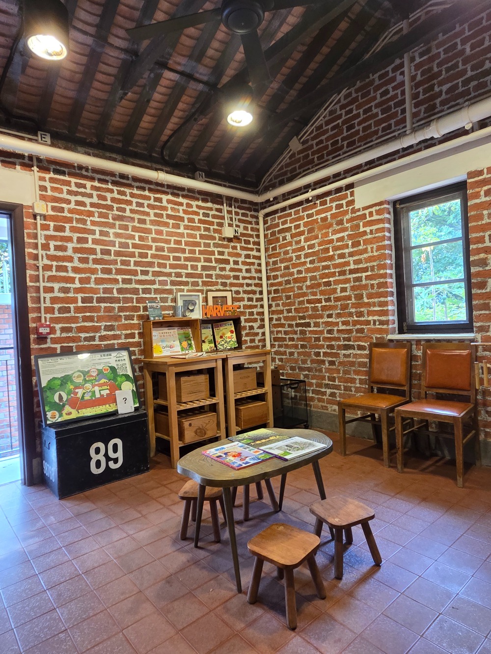 綠匯學苑入面設有漂書室，看到喜歡的書籍可以帶回家。