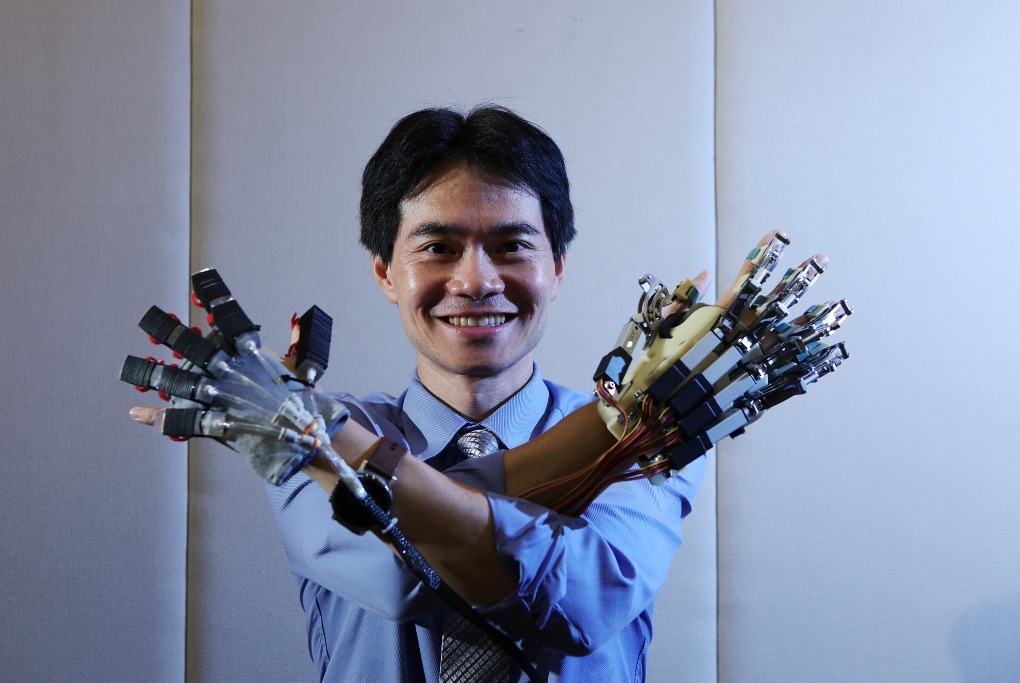 湯啟宇教授研發的「希望之手」，幫助中風患者受損癱瘓的手部，找回活動能力。