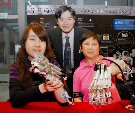 2010年，當時任教理大的湯啟宇教授和團隊研發「肌動機械手」，助中風患者恢復手部機能。