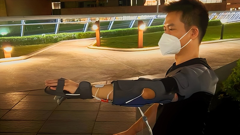 Mobilexo Arm是針對中風患者和長者的居家復康設備，科研團隊更計劃推出售價約$5,000的家用版。