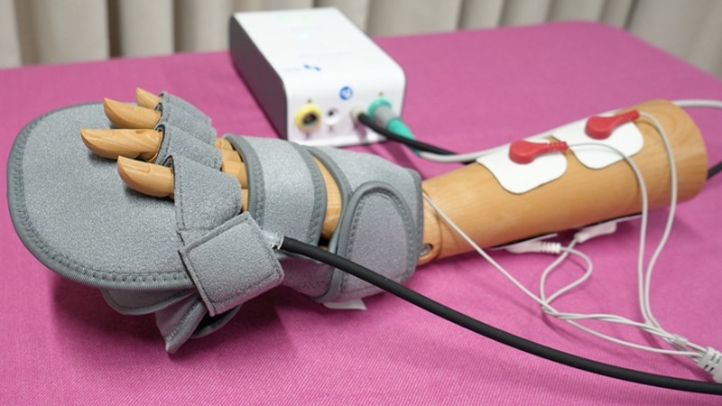 Mobilexo Arm的手指管套內，裝置小型氣囊，可透過充氣或放氣訓練中風患者手部活動。