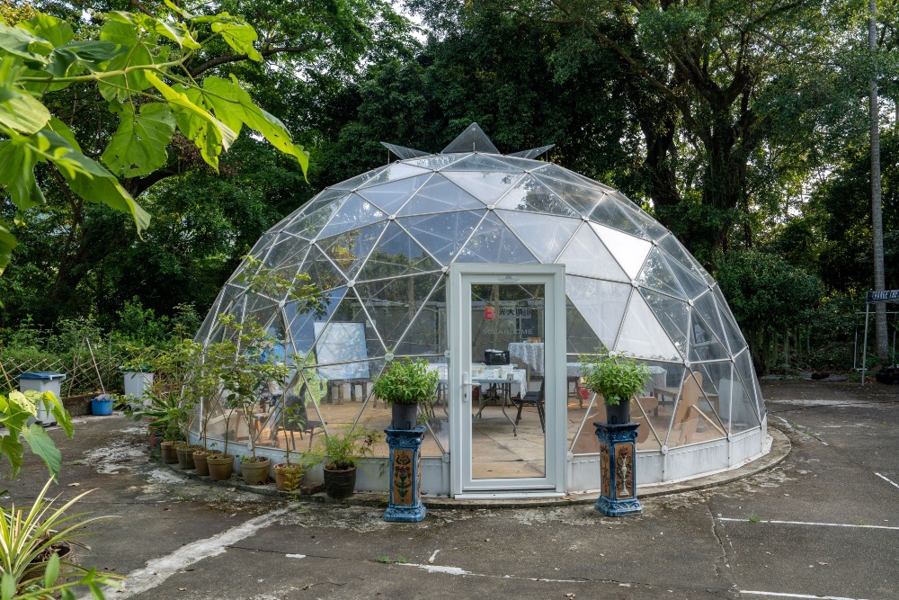 前新界政務司官邸的英式庭園的溫室，儼如巨型夢幻玻璃球
