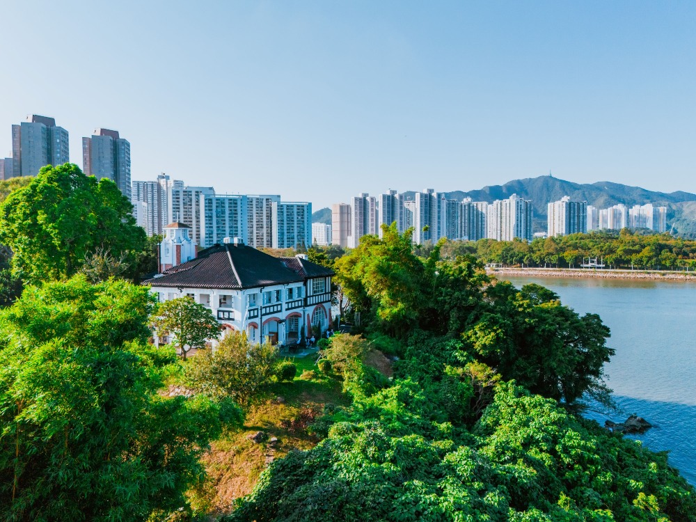 前新界政務司官邸對岸為大埔海濱公園