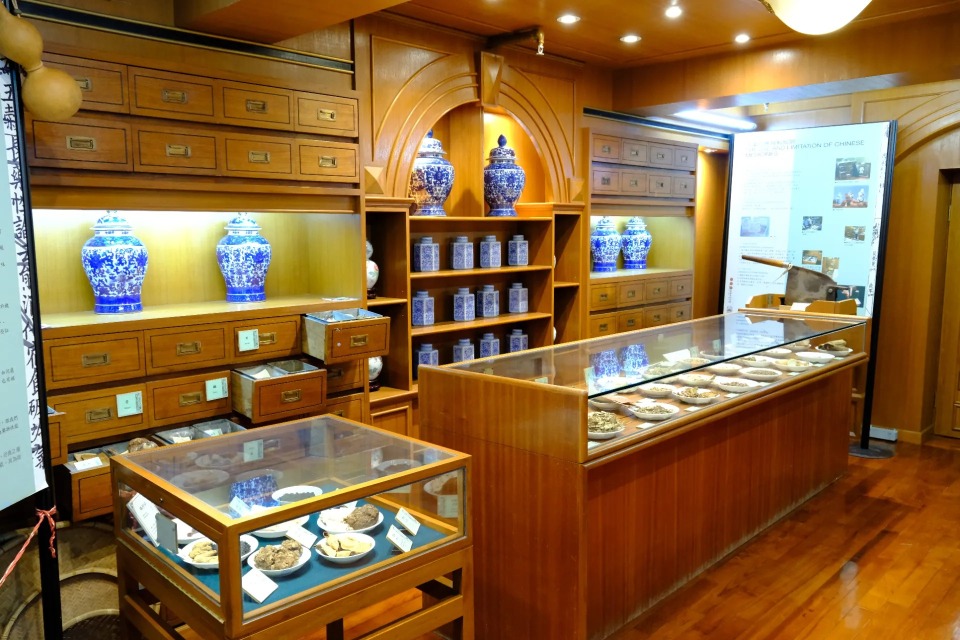 香港醫學博物館底層的中國傳統草藥店展示。