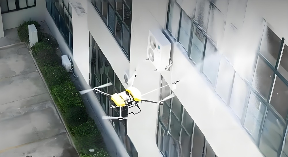 無人機清潔建築物外牆 未來有望利用無人機清潔建築物外牆,節省時間,也保障工人安全。