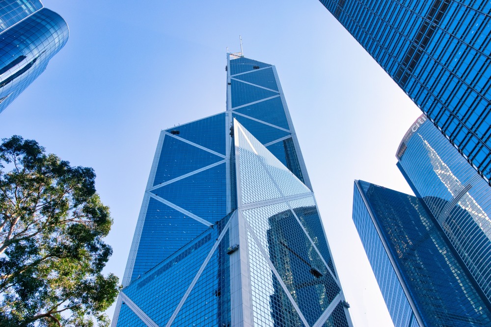 中環中銀大廈 香港有不少摩天大樓,例如中環中銀大廈,在清洗外牆時難度大及危險性高。