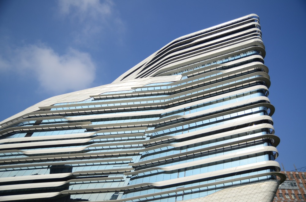 香港理工大學的賽馬會創新樓 香港理工大學的賽馬會創新樓的外型結構不規則,難以使用傳統吊船進行外牆清潔。