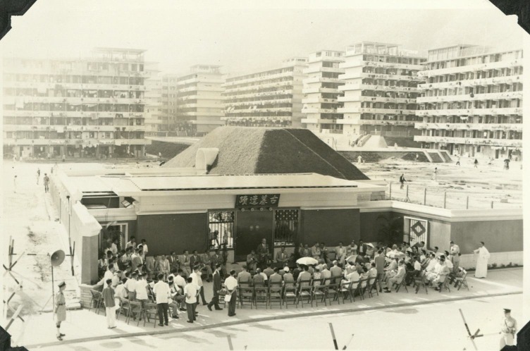 李鄭屋漢墓在1957年6月由華民政務司開放予公眾參觀。 李鄭屋漢墓在1957年6月由華民政務司開放予公眾參觀。