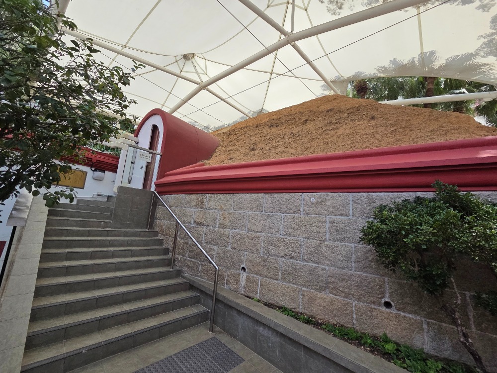 2005年政府在李鄭屋漢墓上方加建玻璃纖維帳篷 2005年政府在李鄭屋漢墓上方加建玻璃纖維帳篷