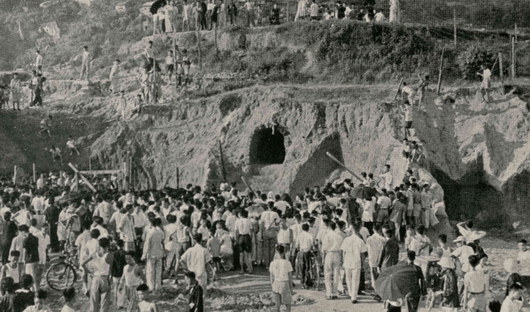 1955年政府興建李鄭屋邨時發現古墓,哄動全城,很多人到現場圍觀古物挖掘情況。 1955年政府興建李鄭屋邨時發現古墓,哄動全城,很多人到現場圍觀古物挖掘情況。