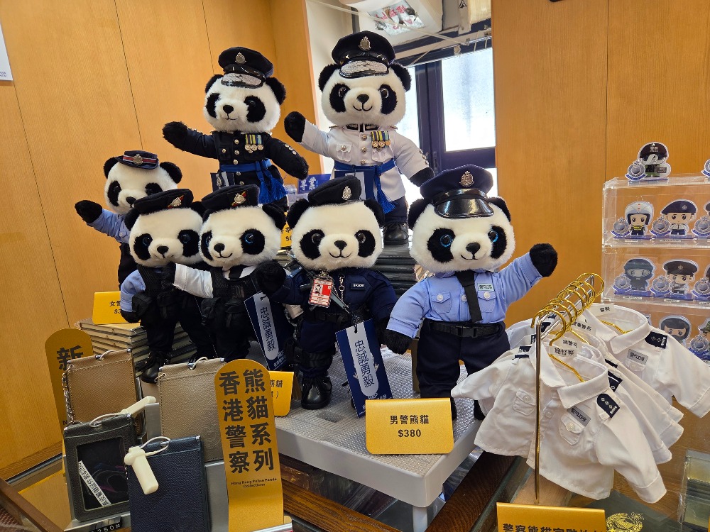 舊油麻地警署側門設有香港察察禮品廊。穿上男警制服的「香港警察熊貓系列」公仔造型可愛。