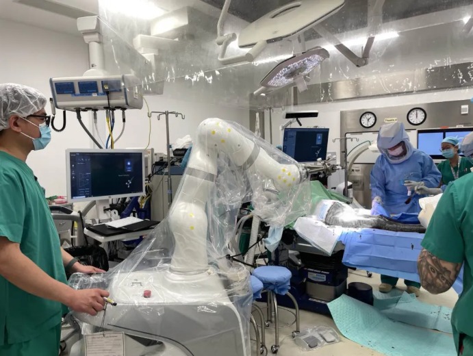 全骨科手術機械人在香港輔助完成香港首例機械人輔助直接前側入路（DAA）全髖關節置換術。