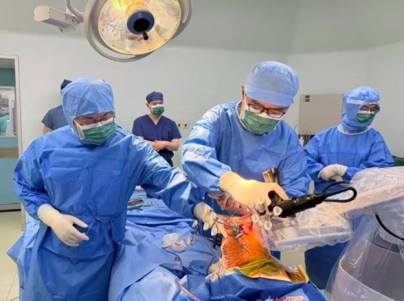 自主研發的HX機械臂骨科手術機械人輔助醫生精準完成關節更換手術