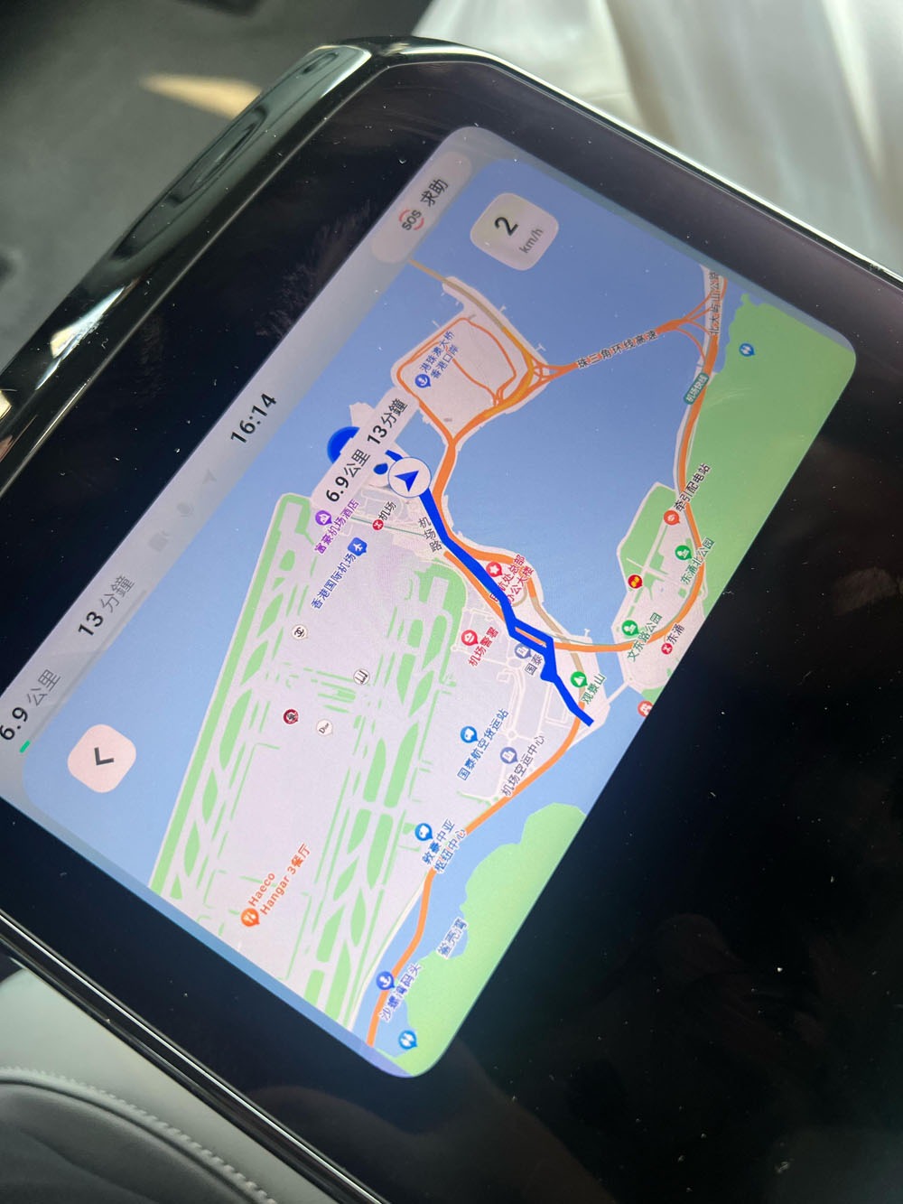 自動駕駛車輛 自動駕駛車輛內能夠顯示正在行駛的路線,屏幕亦能讓乘客與工作人員聯絡,有需要時求助。