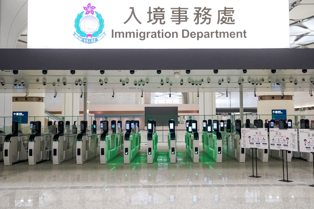 新皇崗口岸首創「合作查驗、一次放行」，旅檢大廳設134條「合作查驗」自助通道。