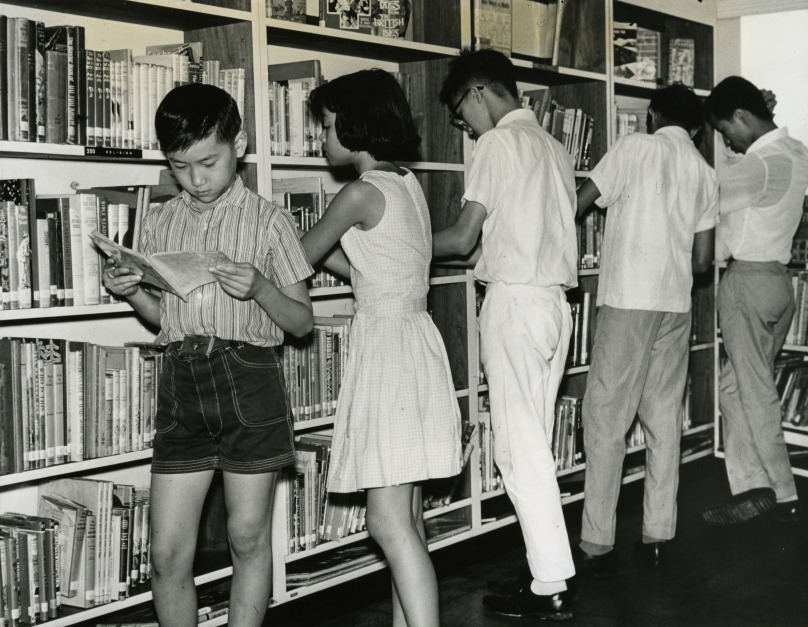 1969年在香港大會堂讀書的學生們。 1969年在香港大會堂讀書的學生們。