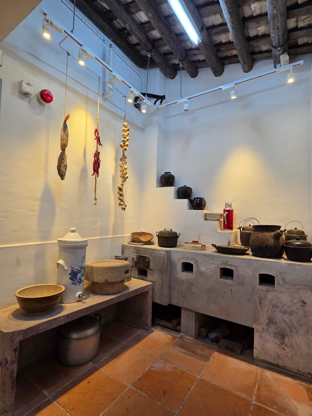 石屋家園地下展覽還原了昔日的民居廚房。 石屋家園地下展覽還原了昔日的民居廚房。