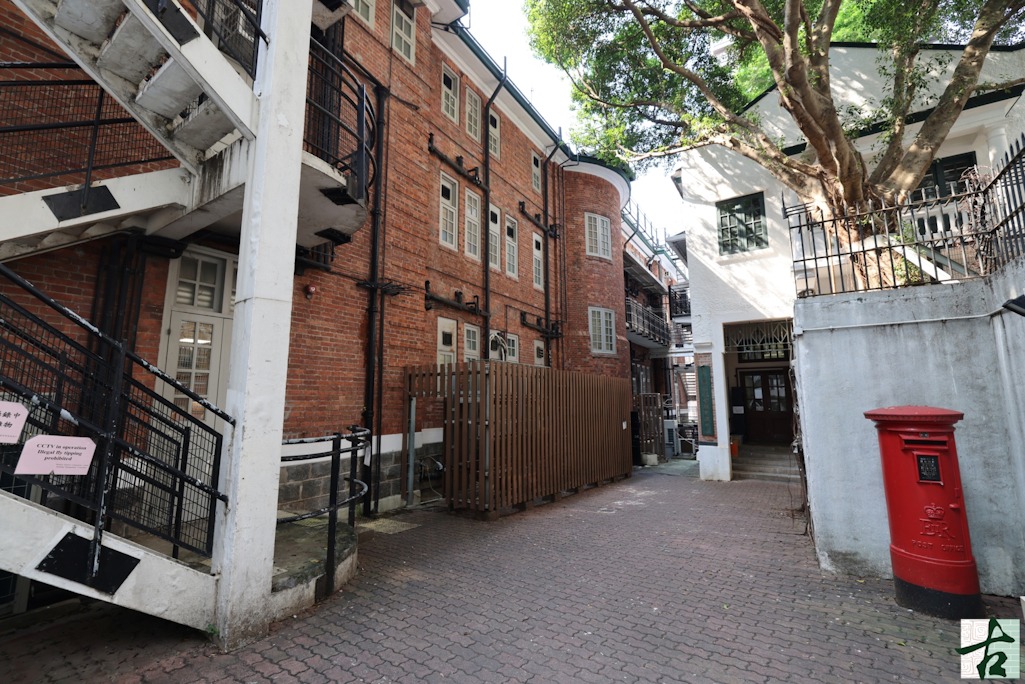 舊贊育醫院主樓後方的白色建築，現時是長春社文化古迹資源中心