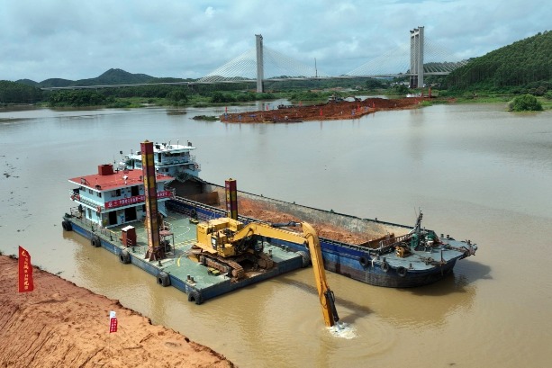 Water transport is not as fast as land transport, but its costs and pollution are low, and it has its value. The picture shows the Pinglu Canal under construction. (Web Image)