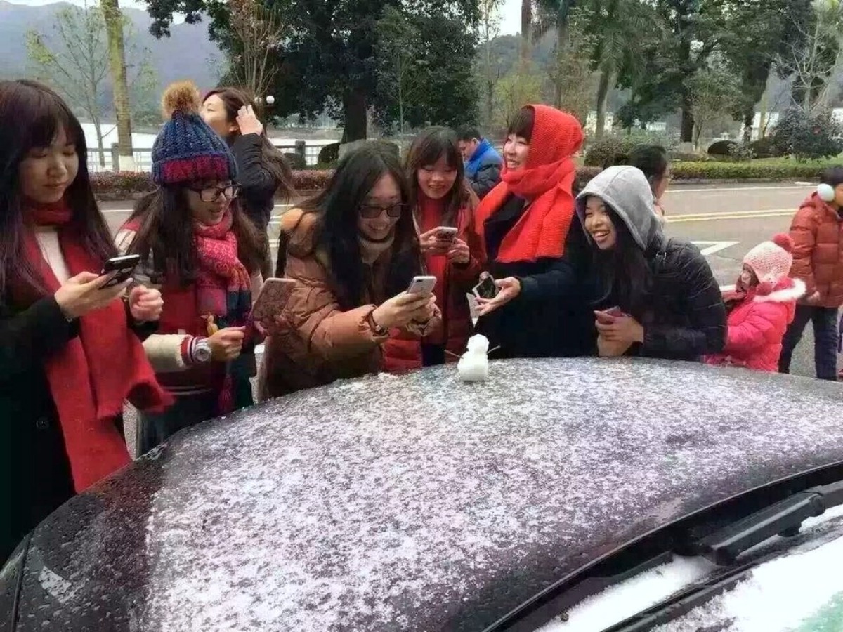 Guangzhou snowfall Guangzhou residents building a mini snowman