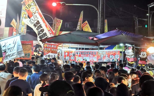 The picture shows the Chinese New Year night market in Chaozhou Township.