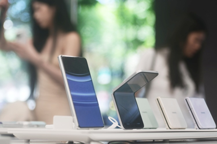 The picture shows a foldable screen mobile phone on display at a mobile phone experience store in Hangzhou.