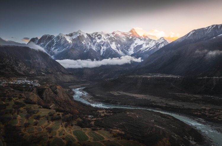 Namcha Barwa Peak, with an elevation of over 7,700 m, is the "landmark" of the Yarlung Zangbo Grand Canyon.