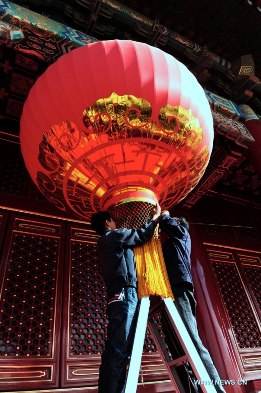 The palace lanterns are over two metres high, requiring several members of staff to work together to hang them on the gate tower.