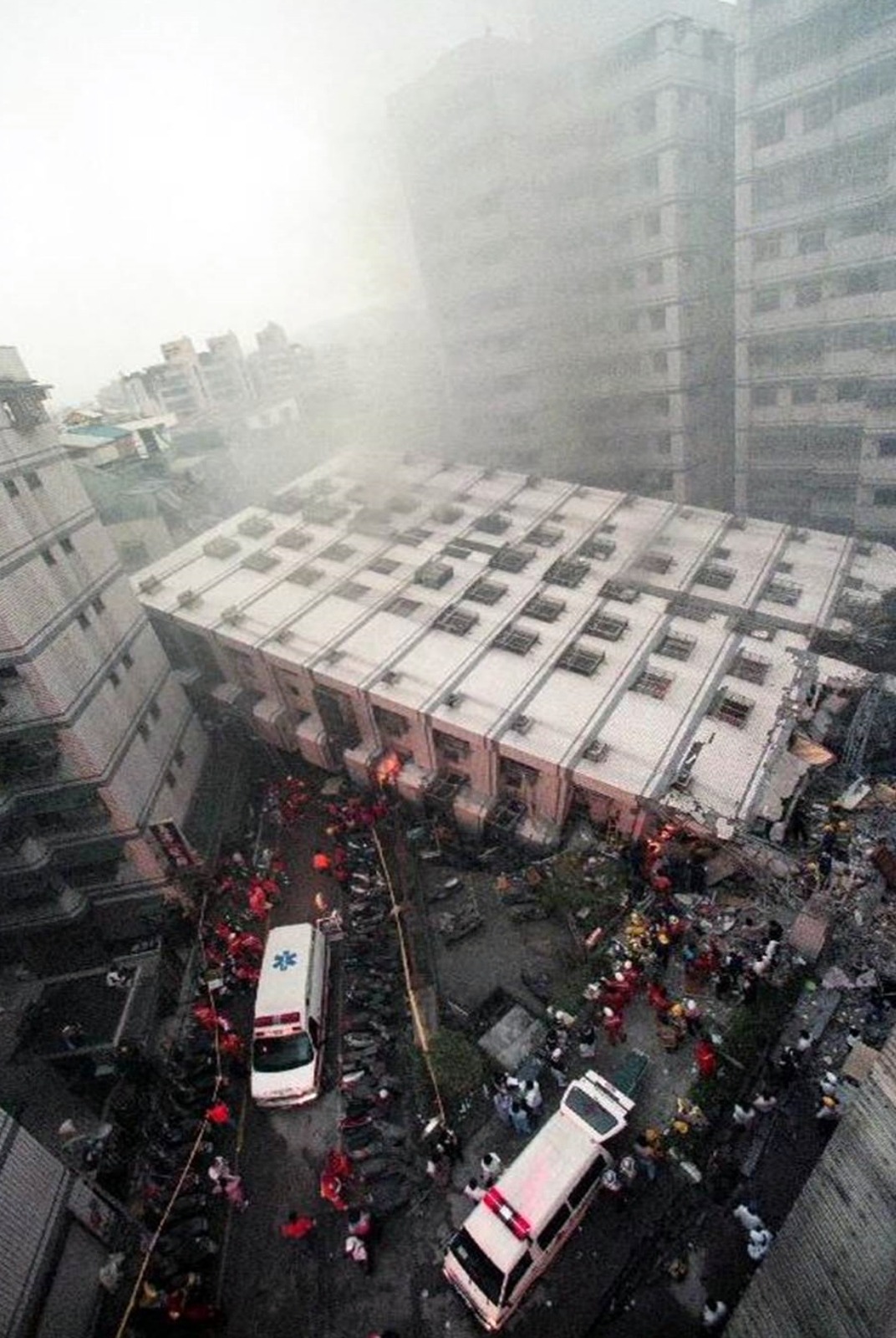 Taiwan is the provincial administrative region of China with the most earthquakes, accounting for over one-third of the country's earthquakes of magnitude 5 and above. The picture shows the 1999 Nantou earthquake, where a residential building collapsed in Xinzhuang, Taipei County (now New Taipei City).