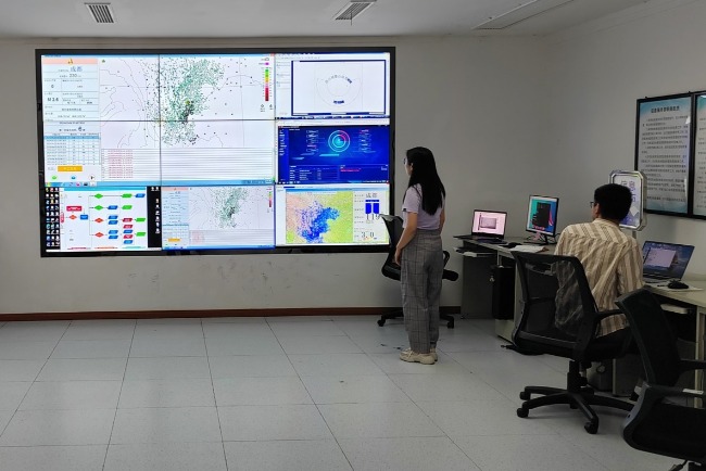 Earthquake early warning is an extremely complex systems engineering project. The picture shows staff in the earthquake early warning monitoring room at the Sichuan Seismological Station paying attention to the system's operation.
