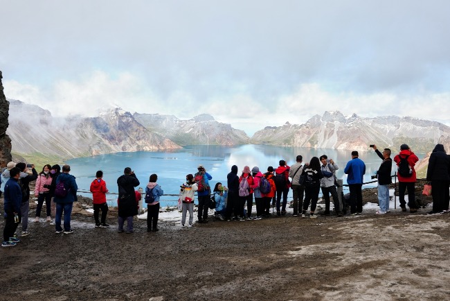 Changbai Mountain's Heaven Lake is a famous tourist spot, but many tourists may not know that it is the crater of an active volcano.