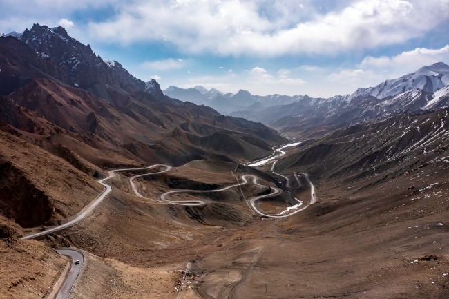 The Xinjiang-Xizang Highway was rerouted due to volcanic eruptions; the picture shows the current Xinjiang highway.